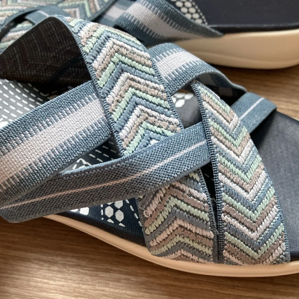 Two pairs of slide in sandals blue tan 7 -7,5